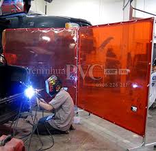 Hình ảnh xưởng cơ khí trước khi lắp đặt rèm PVC ngăn tia lửa hàn, không gian mở và lộn xộn.