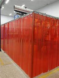 Hình ảnh sau khi lắp đặt rèm PVC ngăn tia lửa hàn màu đỏ, tạo không gian làm việc an toàn