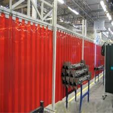 Xưởng cơ khí nguy hiểm với tia lửa hàn bắn tóe do không có rèm PVC che chắn an toàn.