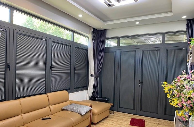 Giá rèm tổ ong lắp trong phòng khách