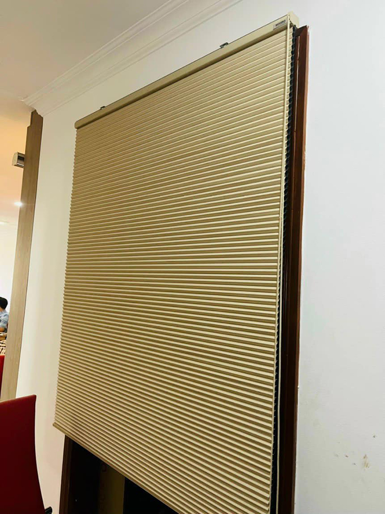 rèm tổ ong tủ bếp gọn gàng cho căn hộ nhỏ