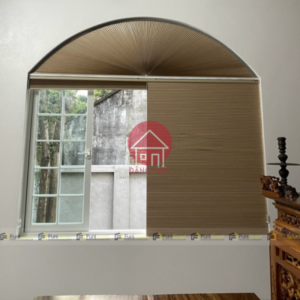 Rèm tổ ong cửa vòm trong không gian biệt thự