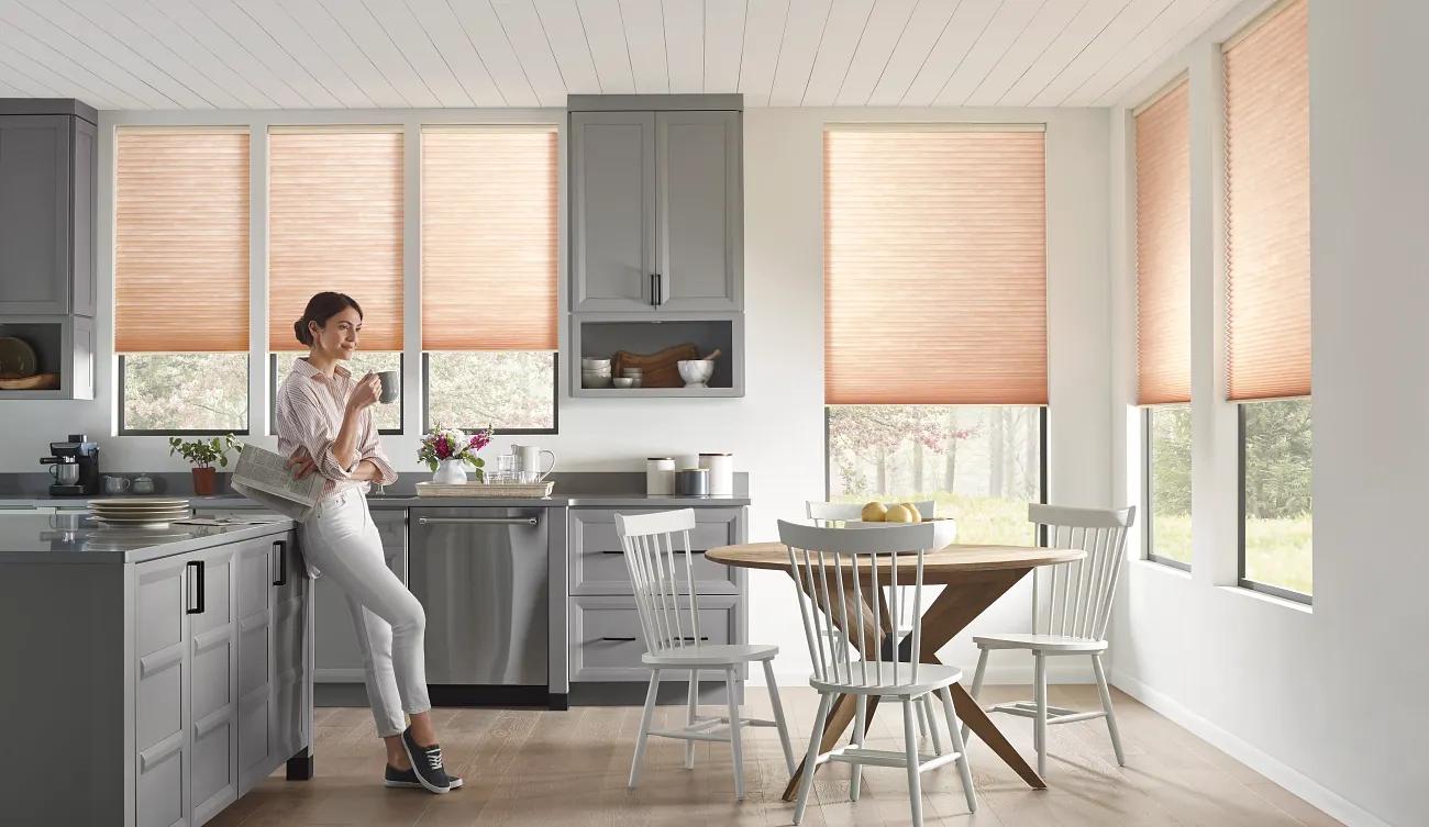 Mẫu rèm tổ ong cửa kính màu sáng cho không gian bếp hiện đại