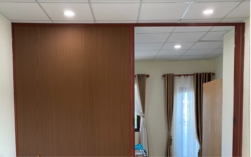 vách ngăn rèm tổ ong hỗ trợ ngăn lạnh và chia phòng