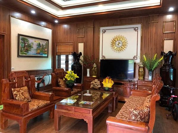 Không gian phòng khách sử dụng vật liệu nhựa vân gỗ