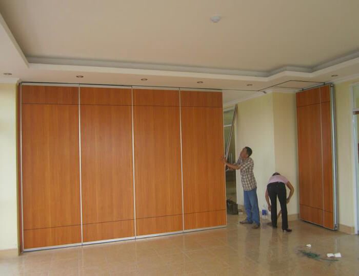 Thi công vách ngăn nhựa giả gỗ tại công trình