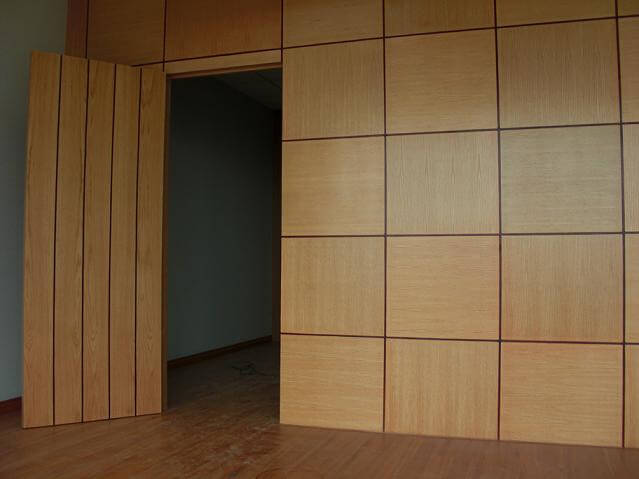 Vách nhựa vân gỗ dạng tấm trong không gian nội thất