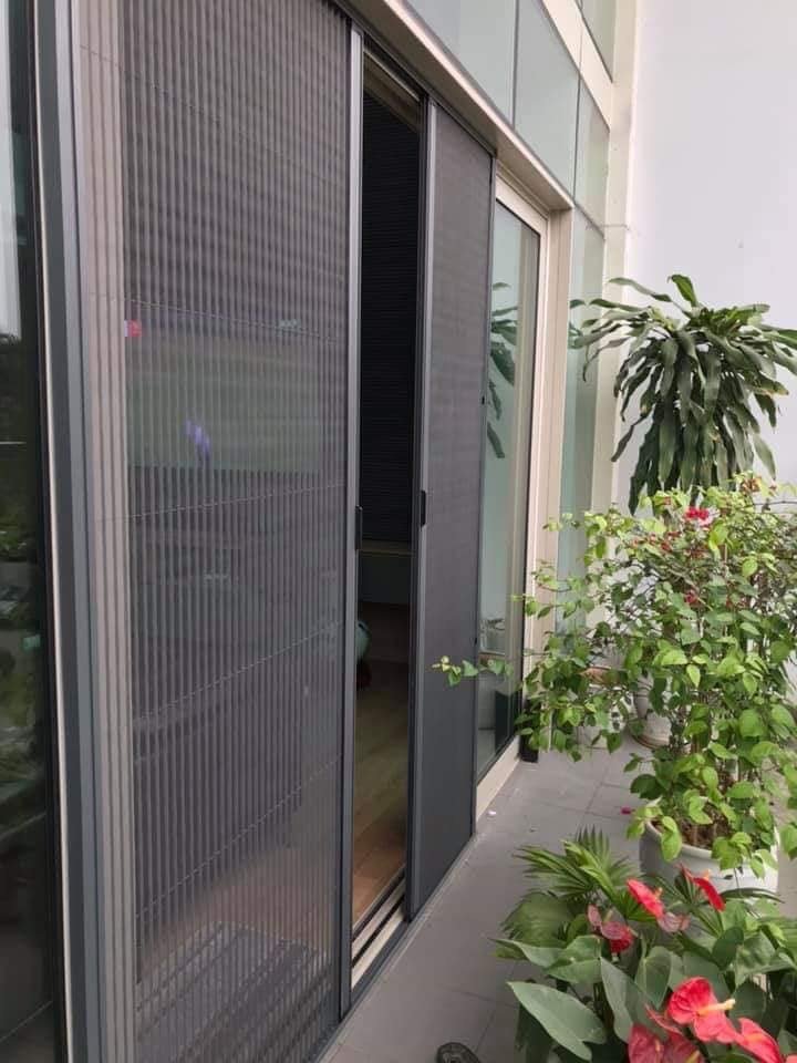 Cửa lưới dạng xếp lắp tại cửa ra ban công