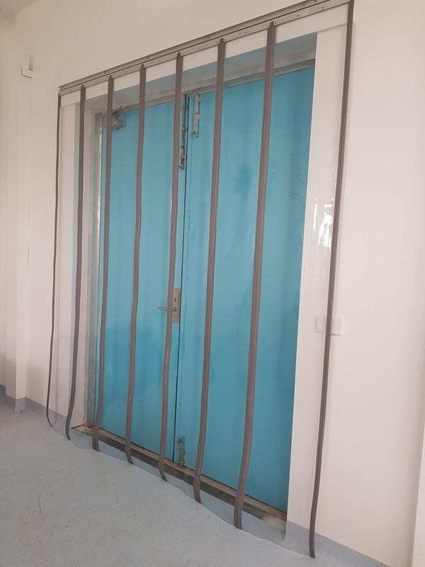 Màn nhựa nam châm lắp tại cửa ra vào