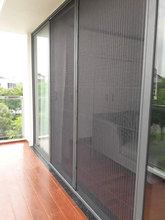 Lưới xếp có ray thấp lắp cho cửa ban công