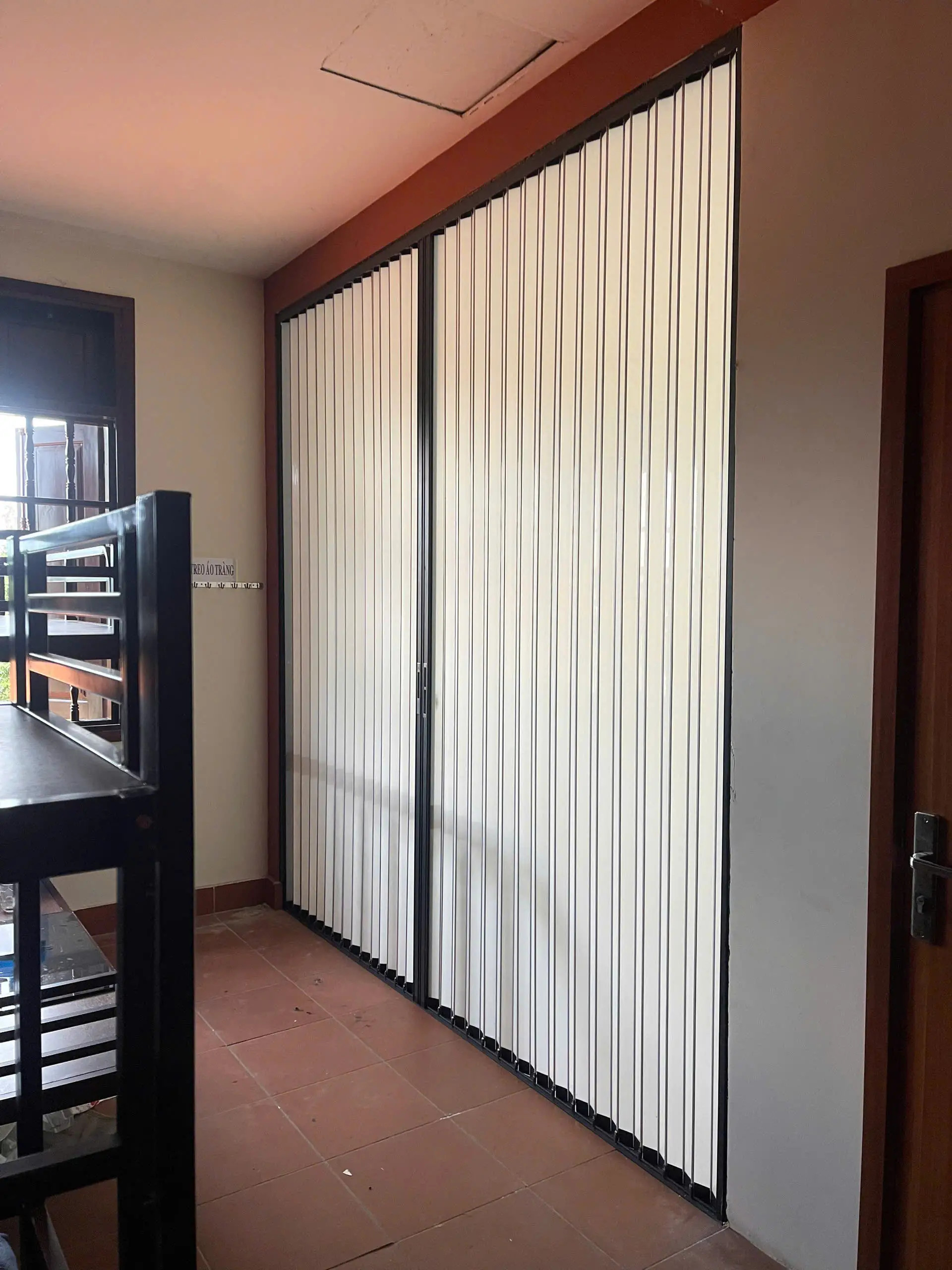 Cửa xếp nhôm ngăn phòng tiết kiệm diện tích