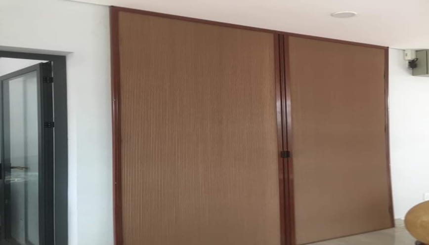 Lưu ý lắp đặt vách ngăn bàn thờ bằng nhựa an toàn và cân đối