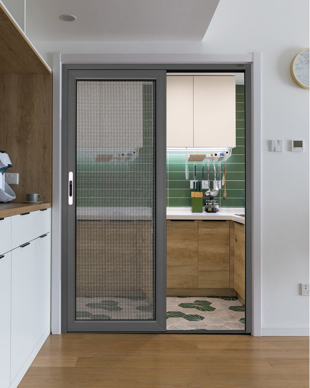Lưới inox chống côn trùng lắp tại cửa khu vực bếp