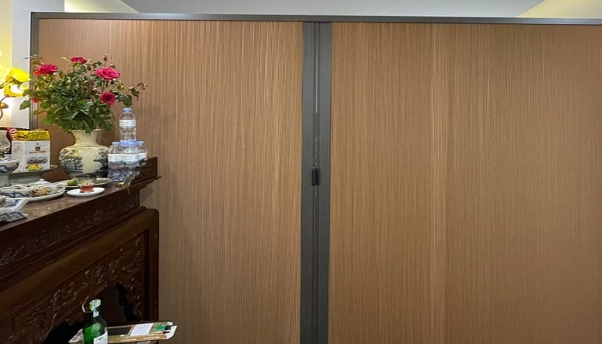 Ưu điểm vách ngăn phòng thờ bằng nhựa giả gỗ trong không gian thờ