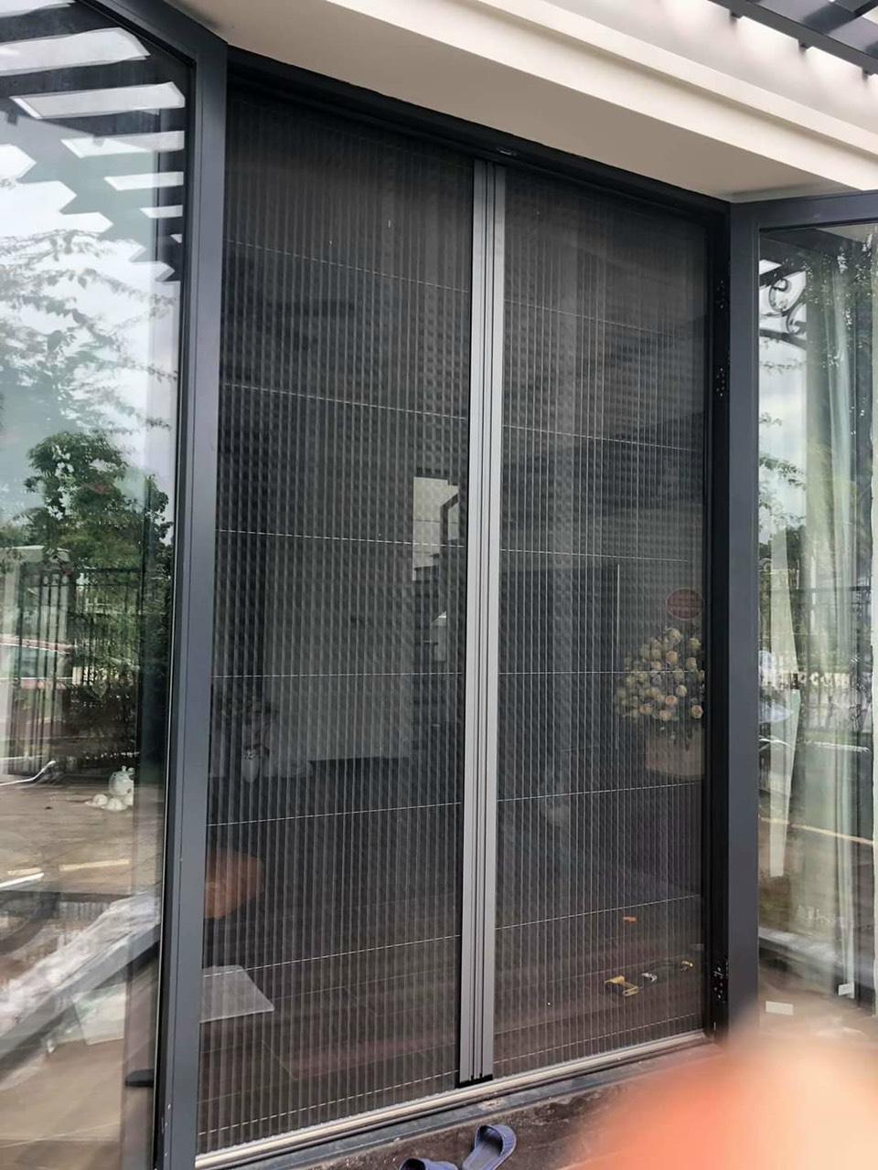 Cửa lưới xếp 2 cánh cho cửa đi khổ lớn