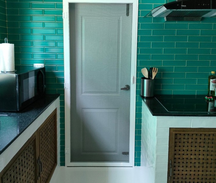 Lưới chống muỗi lắp tại cửa khu bếp gia đình