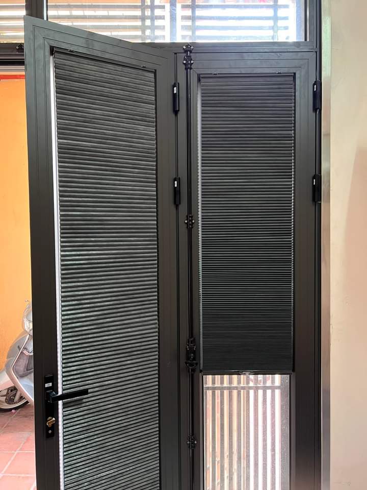 Rèm chống nóng cửa kính dạng tổ ong trên cánh cửa mở quay