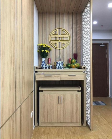 Vách nhựa phòng thờ bố trí gọn trong căn hộ chung cư